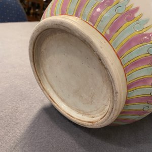 Un vase en porcelaine de Chine famille rose à décor d'antiquités, Qianlong — photo 12