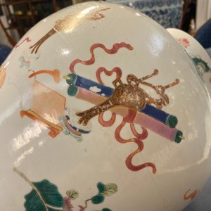 Un vase en porcelaine de Chine famille rose à décor d'antiquités, Qianlong — photo 14