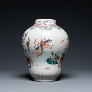 Un vase en porcelaine de Chine famille rose à décor d'antiquités, Qianlong — photo 2