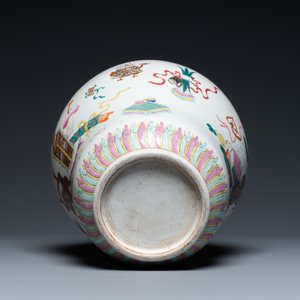 Un vase en porcelaine de Chine famille rose à décor d'antiquités, Qianlong — photo 5