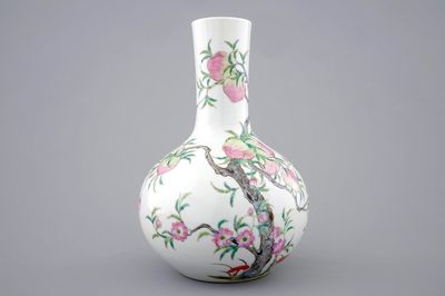 Un vase en porcelaine de Chine famille rose à décor de 9 pêches, 19/20ème
