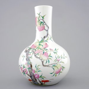 Un vase en porcelaine de Chine famille rose à décor de 9 pêches, 19/20ème — photo 4