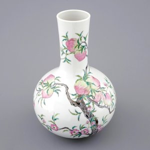 Un vase en porcelaine de Chine famille rose à décor de 9 pêches, 19/20ème — photo 7