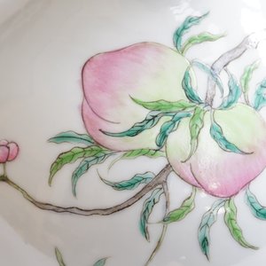 Un vase en porcelaine de Chine famille rose à décor de 9 pêches, 19/20ème — photo 9