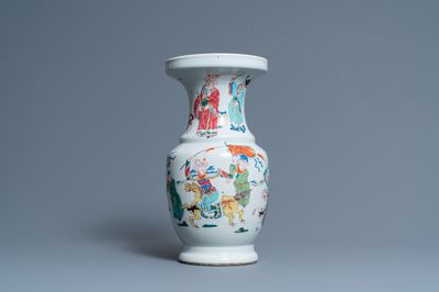 Un vase en porcelaine de Chine famille rose à décor de cavaliers, Yongzheng