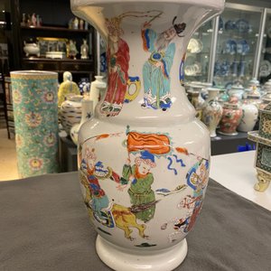 Un vase en porcelaine de Chine famille rose à décor de cavaliers, Yongzheng — photo 11