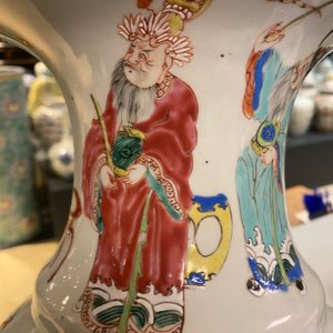 Un vase en porcelaine de Chine famille rose à décor de cavaliers, Yongzheng — photo 12
