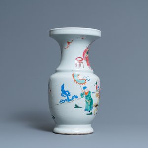 Un vase en porcelaine de Chine famille rose à décor de cavaliers, Yongzheng — photo 2