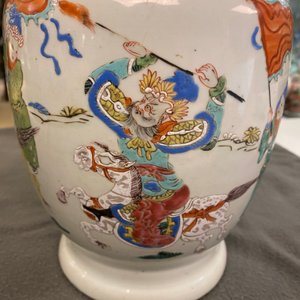 Un vase en porcelaine de Chine famille rose à décor de cavaliers, Yongzheng — photo 9