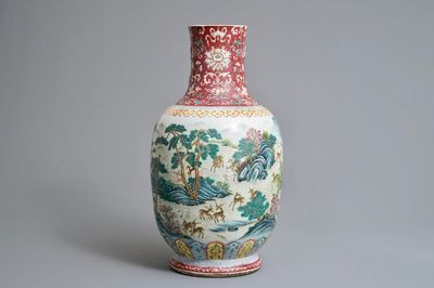Un vase en porcelaine de Chine famille rose à décor de daims, marque de Qianlong, 19/20ème
