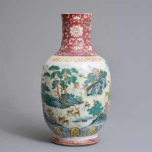 Un vase en porcelaine de Chine famille rose à décor de daims, marque de Qianlong, 19/20ème — photo 1