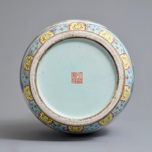 Un vase en porcelaine de Chine famille rose à décor de daims, marque de Qianlong, 19/20ème — photo 5