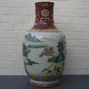 Un vase en porcelaine de Chine famille rose à décor de daims, marque de Qianlong, 19/20ème — photo 7