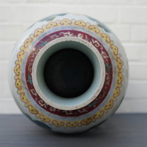 Un vase en porcelaine de Chine famille rose à décor de daims, marque de Qianlong, 19/20ème — photo 9