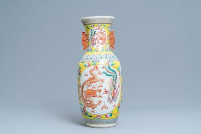 Un vase en porcelaine de Chine famille rose à décor de dragons et phénix, 19ème