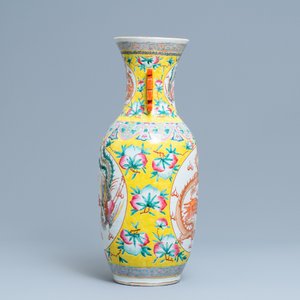 Un vase en porcelaine de Chine famille rose à décor de dragons et phénix, 19ème — photo 2