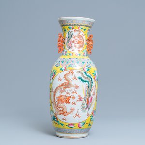 Un vase en porcelaine de Chine famille rose à décor de dragons et phénix, 19ème — photo 3