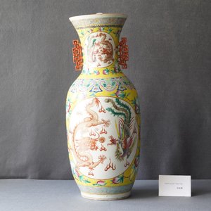Un vase en porcelaine de Chine famille rose à décor de dragons et phénix, 19ème — photo 8