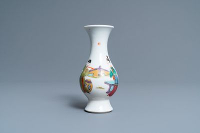 Un vase en porcelaine de Chine famille rose à décor de d'un homme et d'une femme dans un jardin, Yongzheng