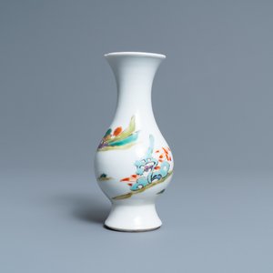 Un vase en porcelaine de Chine famille rose à décor de d'un homme et d'une femme dans un jardin, Yongzheng — photo 3