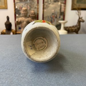 Un vase en porcelaine de Chine famille rose à décor de d'un homme et d'une femme dans un jardin, Yongzheng — photo 10
