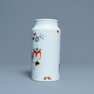Un vase en porcelaine de Chine famille rose à décor de femmes dans un intérieur, République — photo 3
