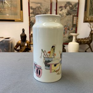 Un vase en porcelaine de Chine famille rose à décor de femmes dans un intérieur, République — photo 9