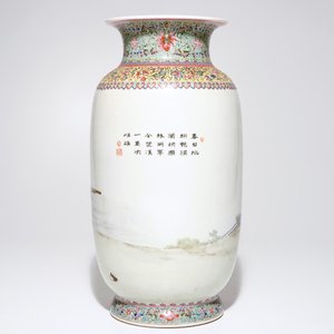 Un vase en porcelaine de Chine famille rose à décor de femmes dans un jardin, 20ème — photo 3