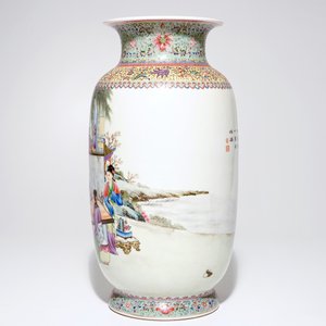 Un vase en porcelaine de Chine famille rose à décor de femmes dans un jardin, 20ème — photo 4