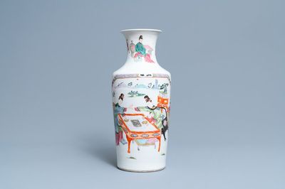 Un vase en porcelaine de Chine famille rose à décor de femmes qui jouent au go, Yongzheng