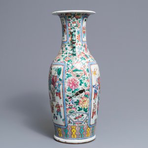 Un vase en porcelaine de Chine famille rose à décor de figures dans un paysage, 19ème — photo 4