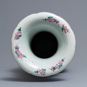 Un vase en porcelaine de Chine famille rose à décor de figures dans un paysage, 19ème — photo 6
