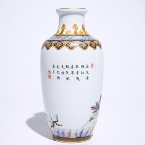 Un vase en porcelaine de Chine famille rose à décor de figures dans un paysage, 20ème — photo 3