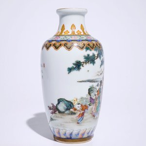 Un vase en porcelaine de Chine famille rose à décor de figures dans un paysage, 20ème — photo 4