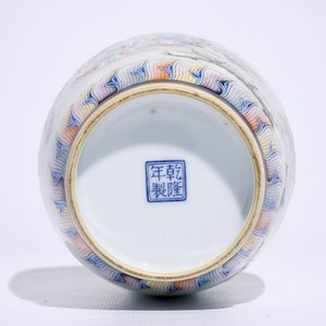 Un vase en porcelaine de Chine famille rose à décor de figures dans un paysage, 20ème — photo 5