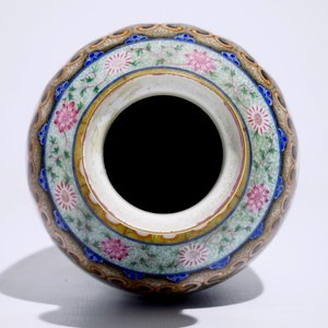 Un vase en porcelaine de Chine famille rose à décor de figures dans un paysage, 20ème — photo 6