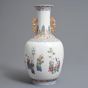 Un vase en porcelaine de Chine famille rose à décor de garçons jouants, 19/20ème — photo 1