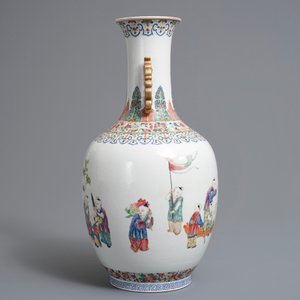 Un vase en porcelaine de Chine famille rose à décor de garçons jouants, 19/20ème — photo 4