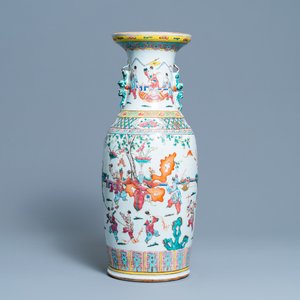 Un vase en porcelaine de Chine famille rose à décor de garçons jouants, 19ème — photo 1