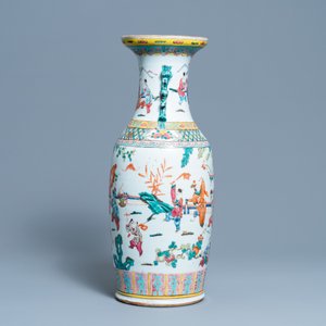 Un vase en porcelaine de Chine famille rose à décor de garçons jouants, 19ème — photo 2