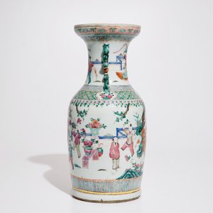 Un vase en porcelaine de Chine famille rose à décor de garçons jouants, 19ème — photo 2