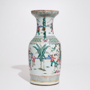 Un vase en porcelaine de Chine famille rose à décor de garçons jouants, 19ème — photo 4