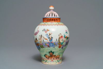 Un vase en porcelaine de Chine famille rose à décor de garçons jouants, marque de Jiaqing, République