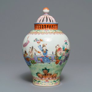 Un vase en porcelaine de Chine famille rose à décor de garçons jouants, marque de Jiaqing, République — photo 1