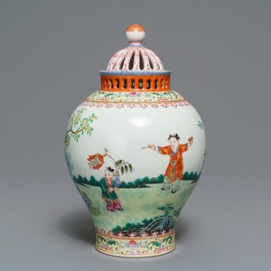 Un vase en porcelaine de Chine famille rose à décor de garçons jouants, marque de Jiaqing, République — photo 3