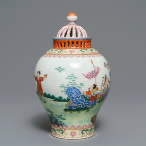 Un vase en porcelaine de Chine famille rose à décor de garçons jouants, marque de Jiaqing, République — photo 4