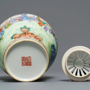 Un vase en porcelaine de Chine famille rose à décor de garçons jouants, marque de Jiaqing, République — photo 6