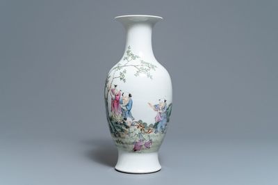 Un vase en porcelaine de Chine famille rose à décor de garçons jouants, marque de Hongxian, République