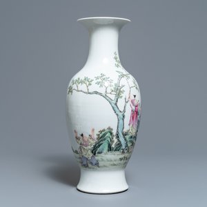 Un vase en porcelaine de Chine famille rose à décor de garçons jouants, marque de Hongxian, République — photo 2