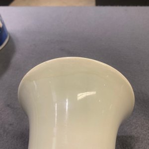 Un vase en porcelaine de Chine famille rose à décor de garçons jouants, marque de Qianlong, République — photo 18
